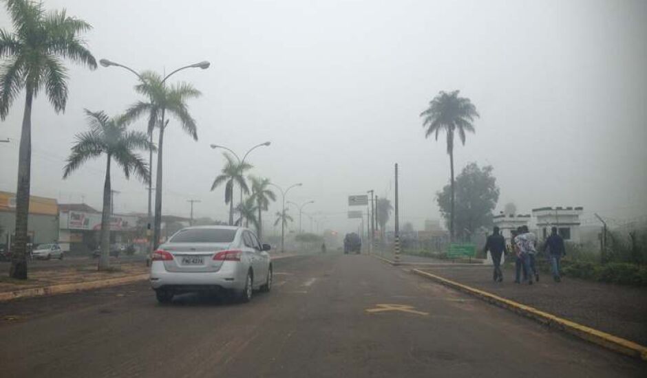Pedestres e motoristas circularam em meio à neblina, nesta segunda-feira (22), na avenida Capitão Olyntho Mancini , em Três Lagoas