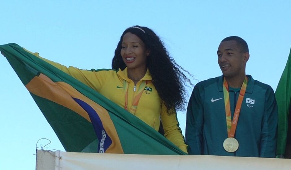 Irmãos foram medalhistas de ouro nas paralimpíadas Rio 2016 no salto em distância categoria T11