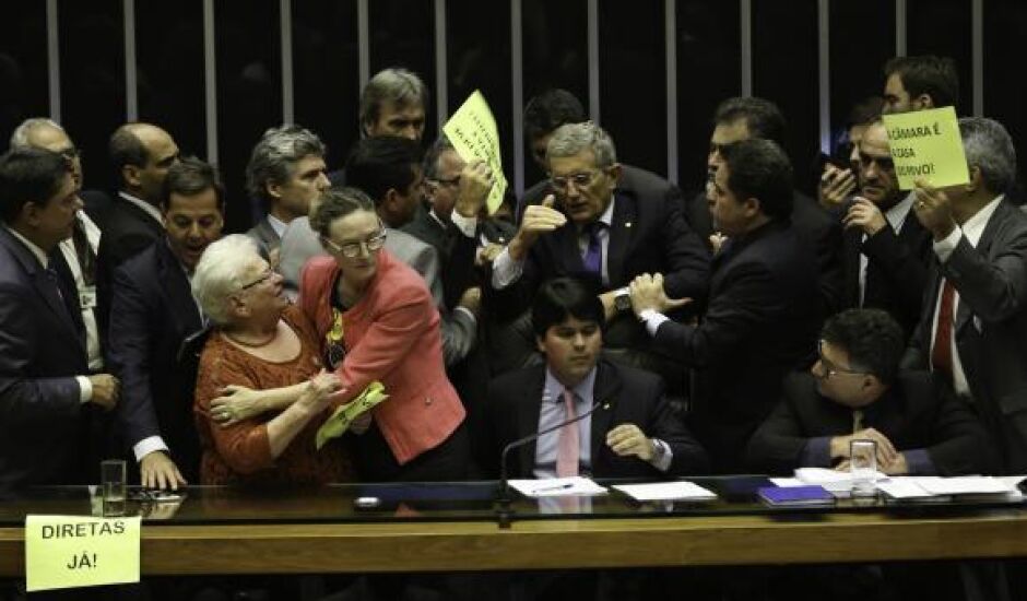 Plenário da Câmara suspende Ordem do Dia após protestos da oposição e tumulto entre deputados
