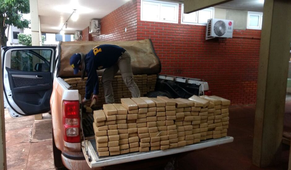 A droga estava em uma Chevrolet S10 com placas clonadas do Mato Grosso e com registro de roubo/furto ocorrido em Cuiabá/MT, em março deste ano