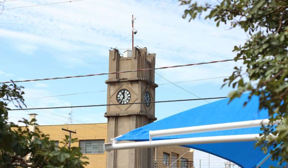 Com 10 metros de altura, relógio fica no Centro de Três Lagoas, no cruzamento da avenida Antônio Trajano com a rua Paranaíba, e foi construído em 1936.