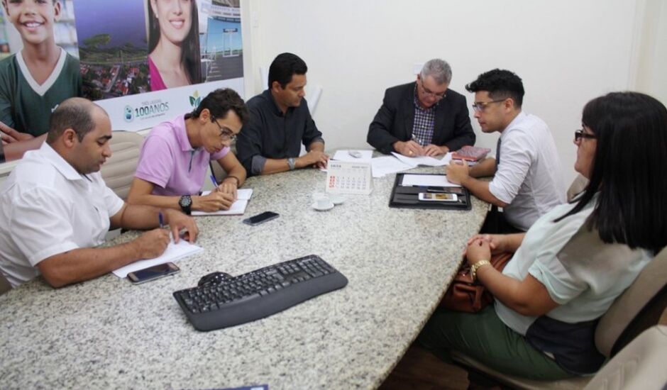 Documento foi assinado nesta segunda-feira pelo prefeito, Ângelo Guerreiro (PSDB) e pelo gerente do Sesi