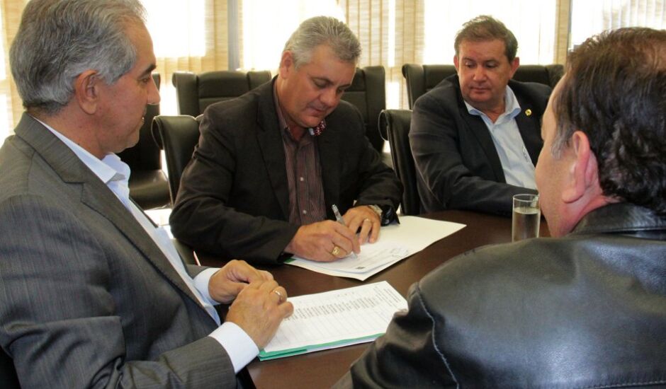 Convênio foi assinado nesta quinta-feira, entre o governador, o prefeito , o diretor do Detran e o deputado Eduardo Rocha