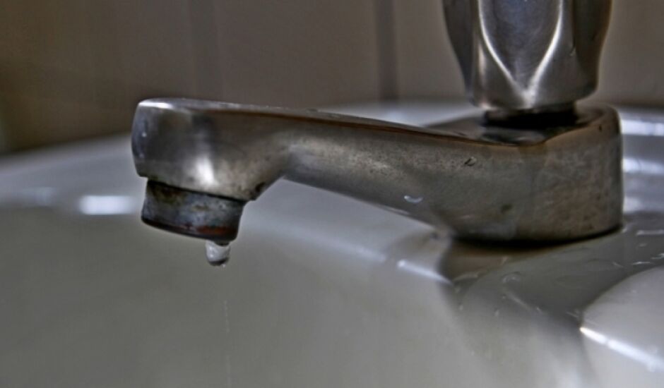 Rompimento de adutora deixa moradores sem água