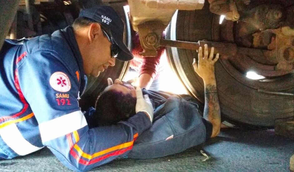 Socorrista do Samu prestou os primeiros atendimentos à vítima presa embaixo do caminhão