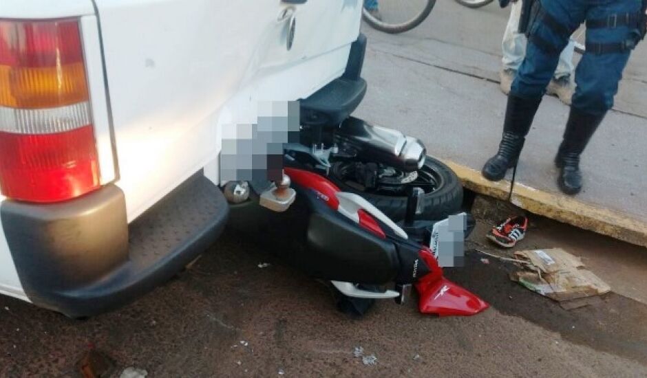 A motocicleta das vítimas parou embaixo do carro estacionado