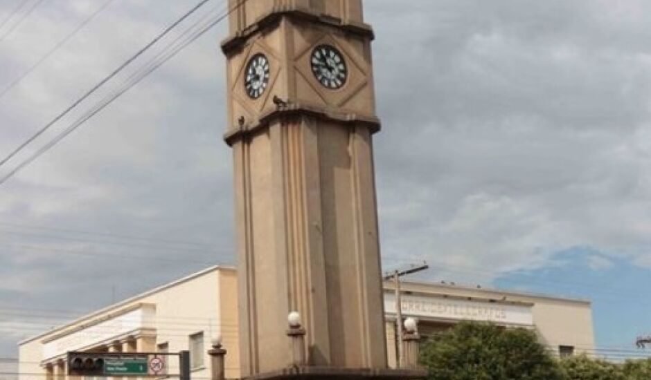Tradicional Relógio Central foi construído em 1936 durante a gestão do então prefeito Bruno Garcia. Com 10 metros de altura, o monumento fica localizado na avenida Antônio Trajano, no cruzamento com a rua Paranaíba, no centro de Três Lagoas.
