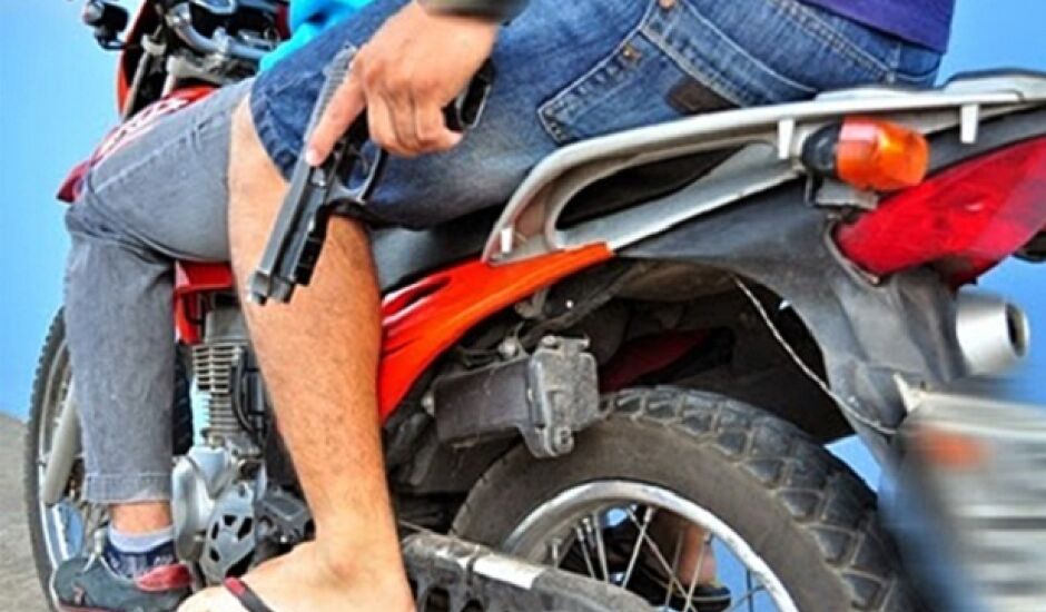 Em motos e bicicletas, bandidos armados levam bolsas, carteiras, celulares e tudo o que as vitimas tiverem de valor