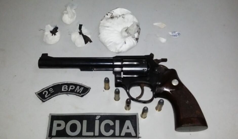 A arma e a cocaína foram encontradas dentro de um veículo na garagem da casa do suspeito