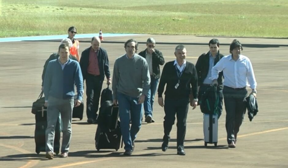 Comitiva desembarca no Aeroporto Municipal Plínio Alarcon, emTrês Lagoas, nesta quarta-feira (28)