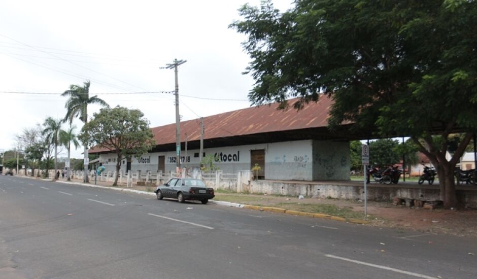 Ceasa será instalada em barracão da antiga ferrovia, localizado na avenida Rosário Congro, no centro