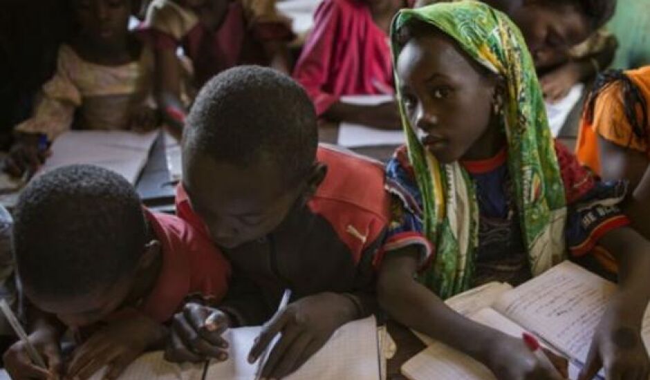Milhões de pessoas em todo o mundo podem escapar da pobreza se tiverem ao menos dois anos de ensino secundário afirma a Unesco