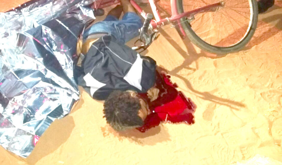 Corpo da vítima que estava em uma bicicleta foi encontrado no meio da rua.