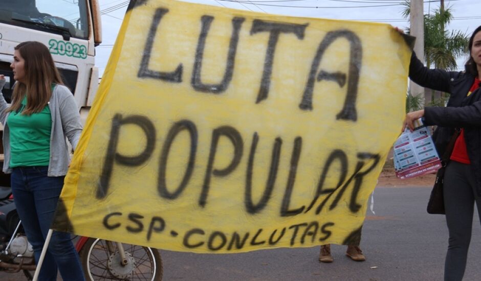 Manifestantes realizam ato unificado, em Três Lagoas, contra as reformas da Previdência e da legislação trabalhista, propostas pelo governo federal.