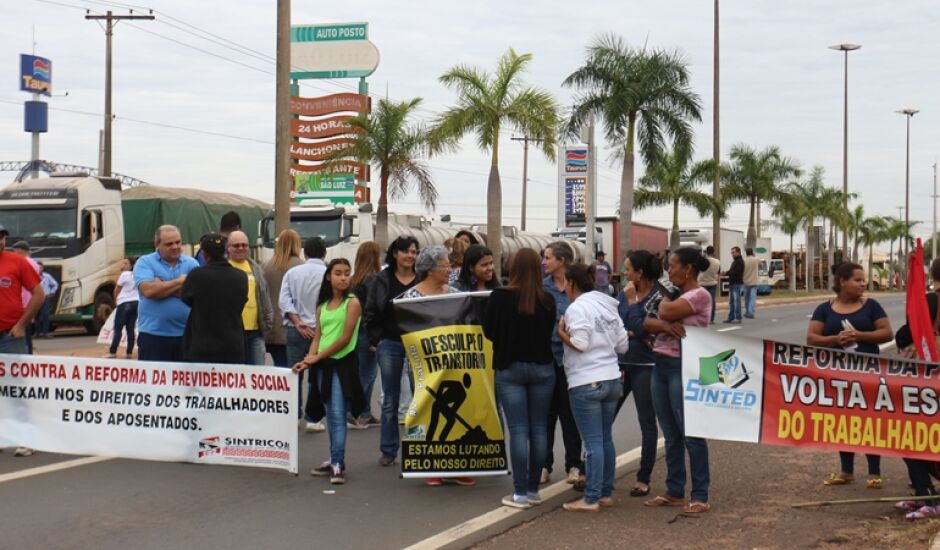 Manifestação é realizada em trecho da BR-262, na saída de Três Lagoas para São Paulo