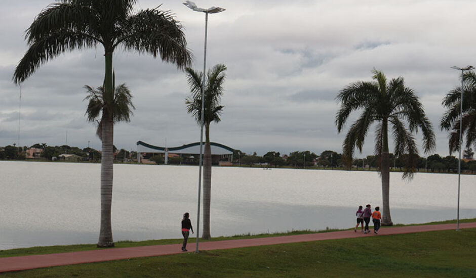 Termômetros registraram 16ºC, na manhã desta quinta-feira em Três Lagoas e muitas pessoas não deixaram de fazer caminhada na Lagoa Maior