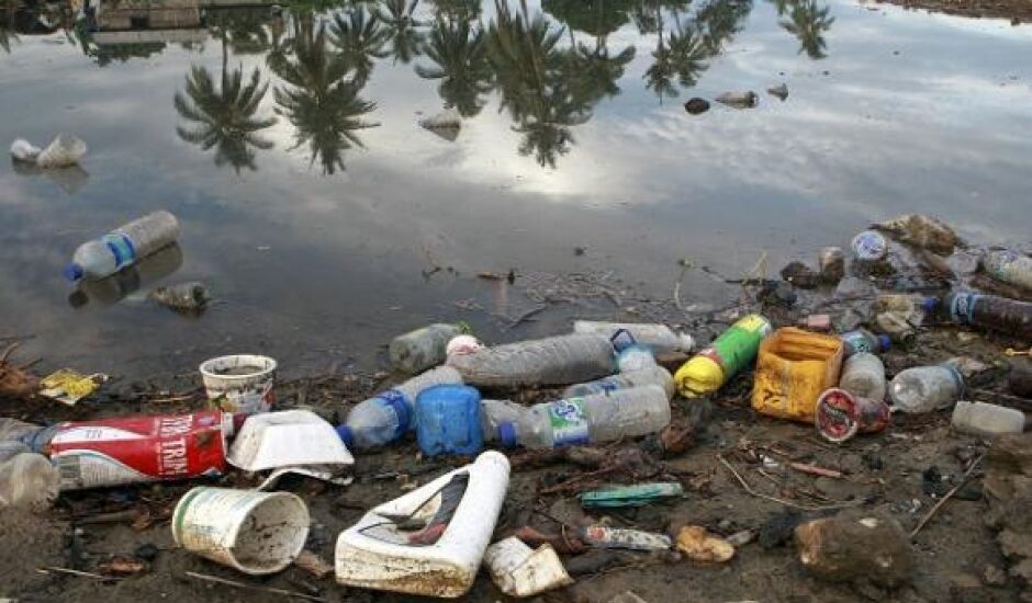 A poluição provocada pelos plásticos é uma tragédia ambiental global que contamina o solo e os mares