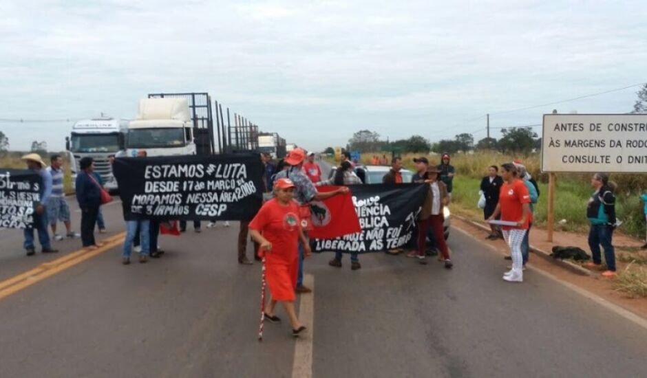 Trabalhadores interditam BR-262 na saída para o Estado de São Paulo
