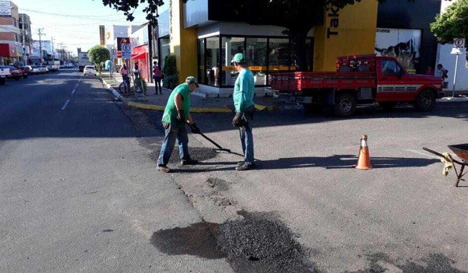 Operação "Tapa Buraco" é feita nas ruas da área central
