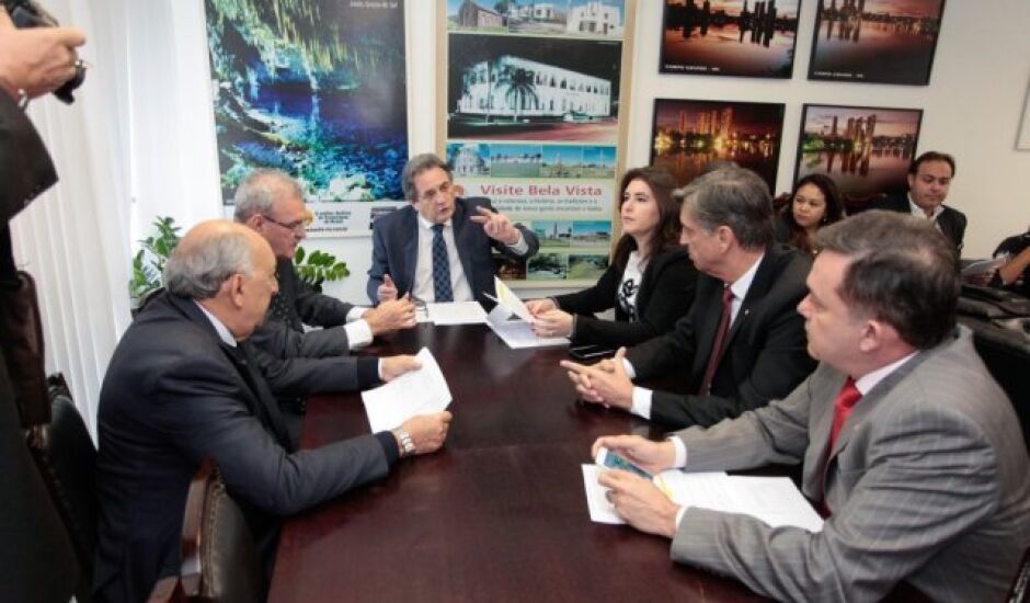 Reunião da bancada federal de Mato Grosso do Sul, presidida pelo senador Waldemir Moka, na terça-feira (4), em Brasília