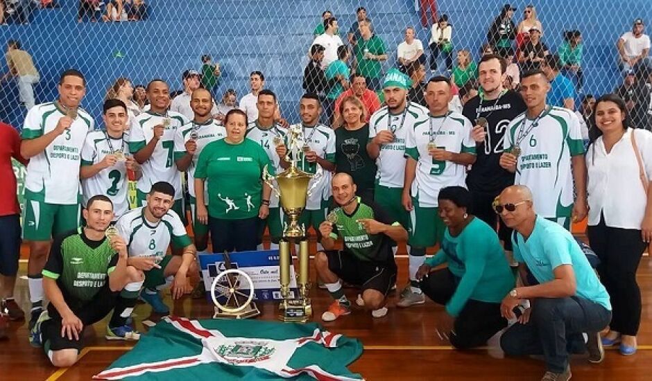 Equipe de Paranaiba comemora título com a torcida em Campo Grande