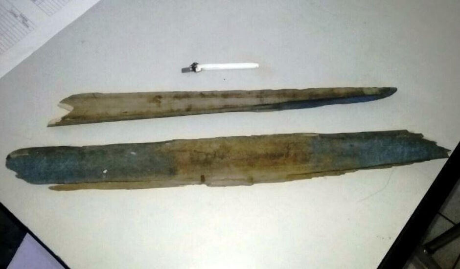 Pedaço de madeira e estilete foram encontrados com o suspeito dentro da casa