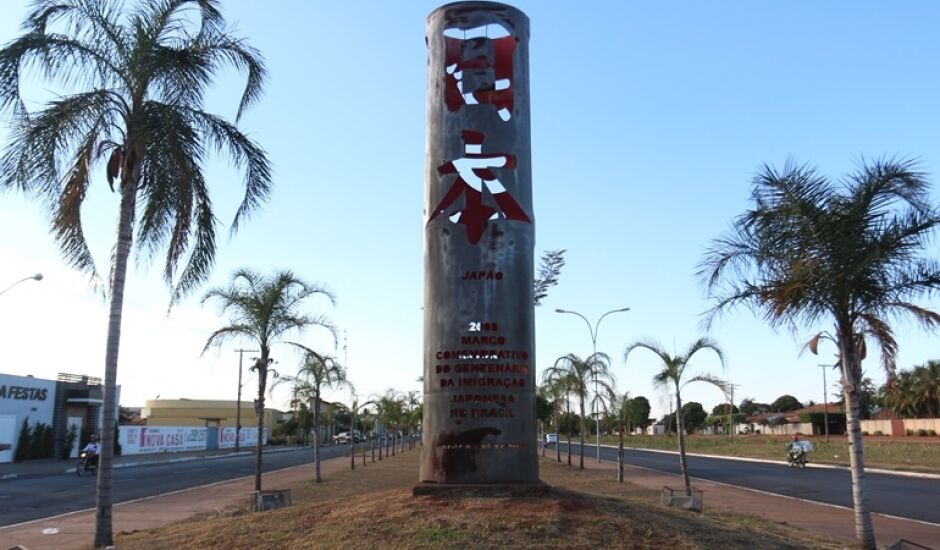 Monumento na avenida Rosário Congro, em Três Lagoas, é um “Marco Comemorativo”, em homenagem a colônia japonesa, sendo criado em 2008.