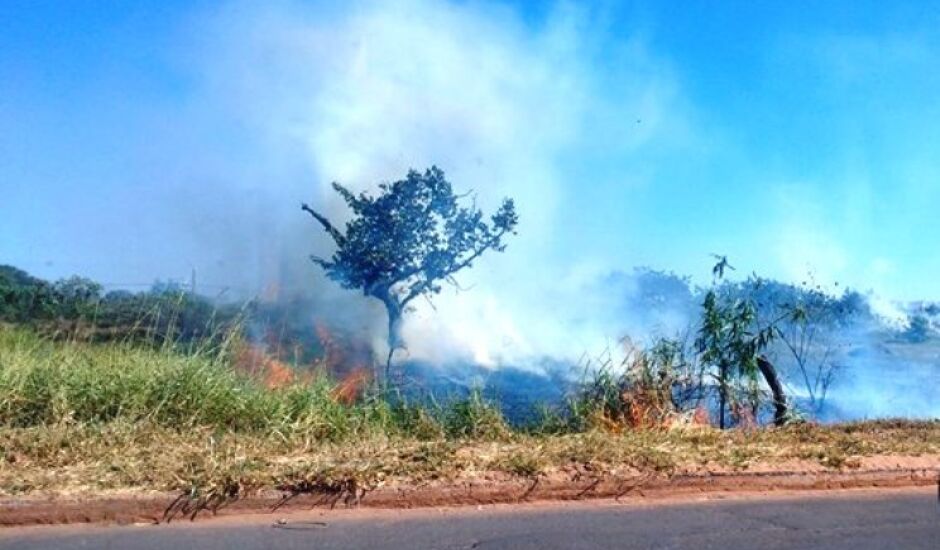 Incêndio em um terreno na rua Egídio Thomé, no bairro Interlagos, em Três Lagoas, causou transtorno a moradores na tarde deste sábado