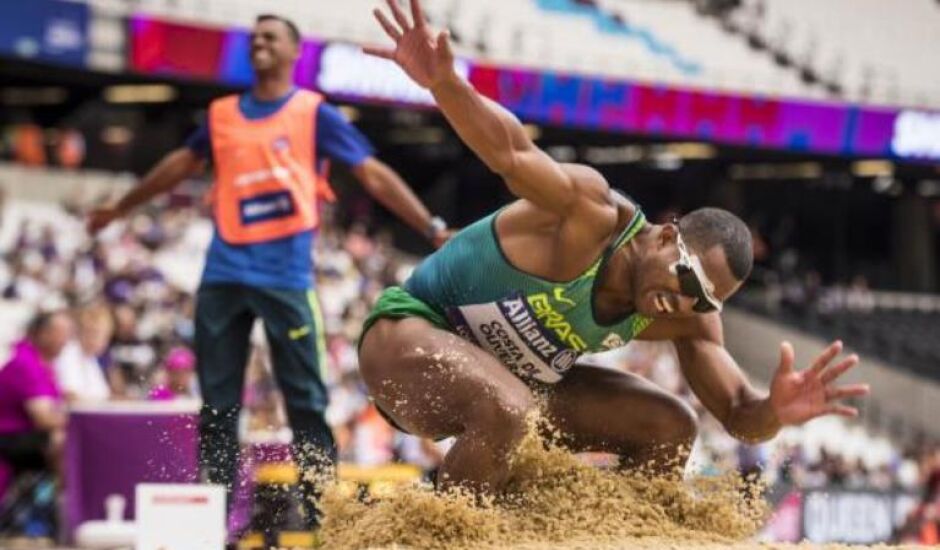No Mundial de Atletismo Paralímpico, o brasileiro Ricardo Costa ganhou hoje medalha de bronze no salto em distância
