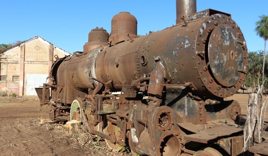 Antiga locomotiva desativada compõe cenário da área da NOB, na região central de Três Lagoas.