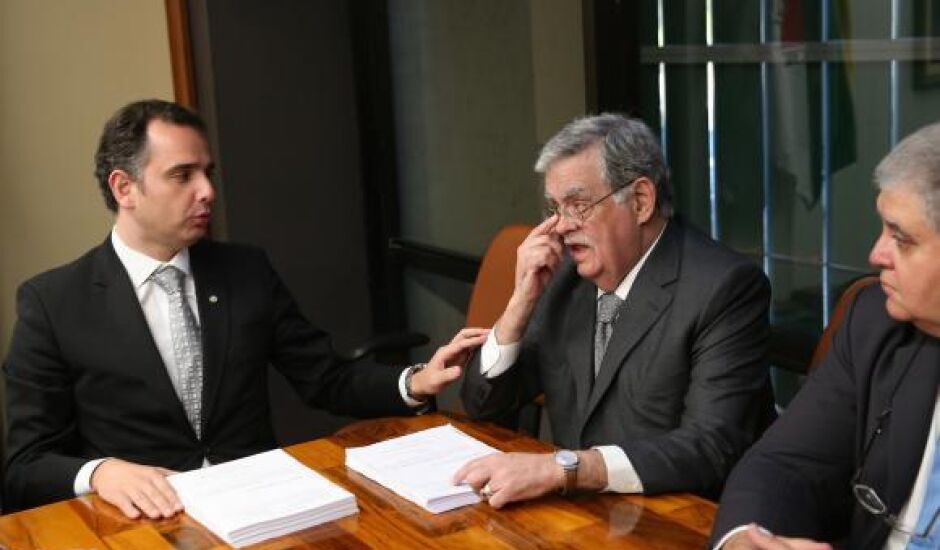 O advogado Antônio Mariz (D) entrega a defesa do presidente Michel Temer ao presidente da CCJ da Câmara, deputado Rodrigo Pacheco, que irá analisar a denúncia apresentada pela PGR