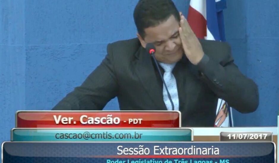 Vereador se esforça para chorar durante sessão na Câmara
