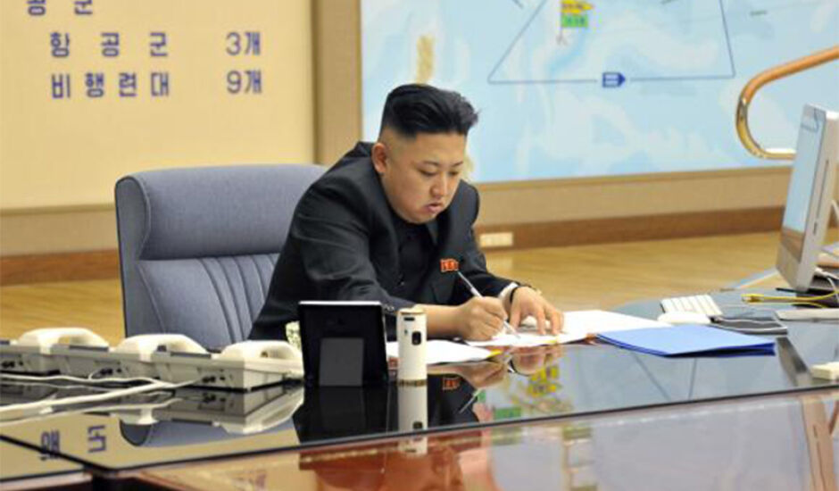 Líder norte-coreano Kim Jong-un diminui as tensões com os Estados Unidos ao anunciar a suspensão dos planos de atacar a base norte-americano na ilha Guam, no Pacífico