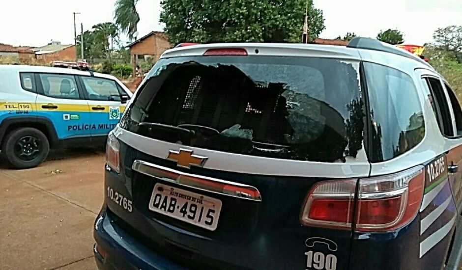 O vidro traseiro da viatura da Polícia Militar foi quebrado