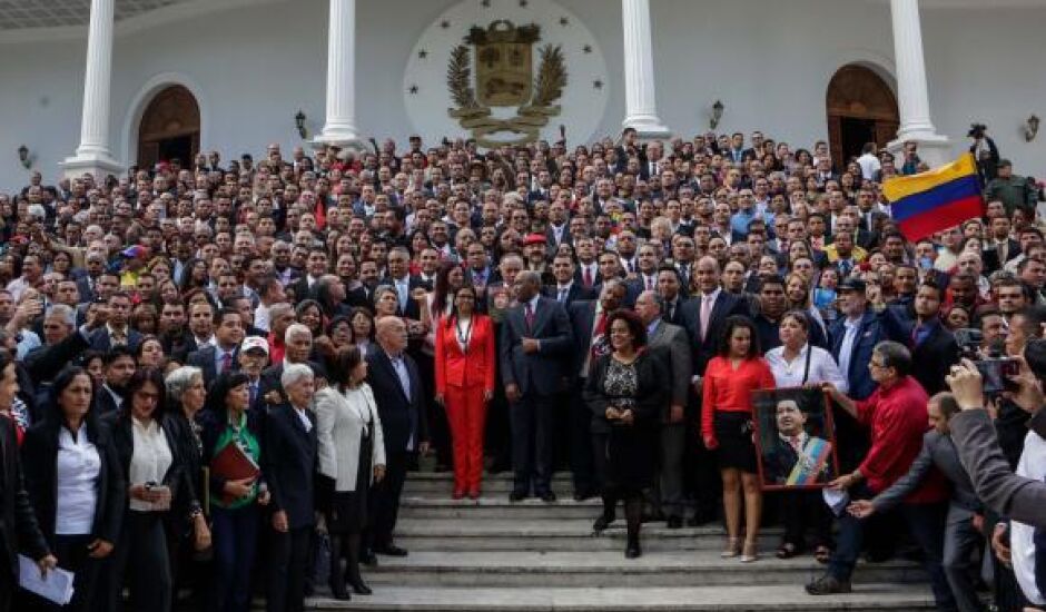 Representantes eleitos para a Assembleia Nacional Constituinte posam para foto oficial em frente ao Parlamento em Caracas