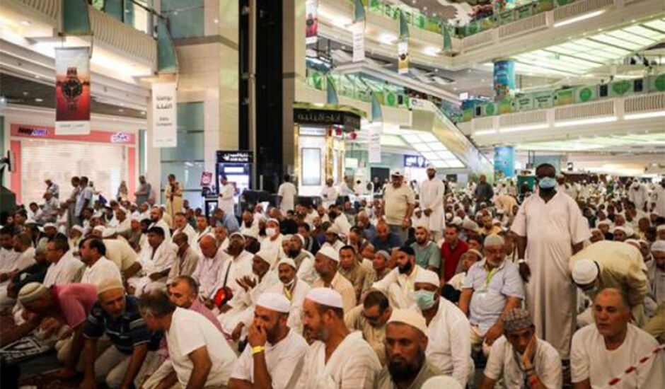 Centenas de devotos muçulmanos se reúnem na praça de um shopping perto da grande mesquita de Meca