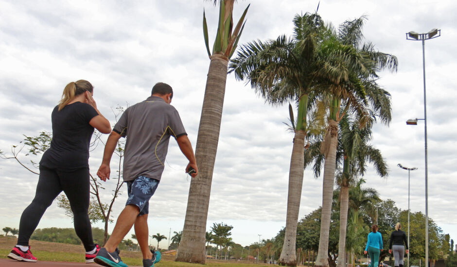 Apesar do clima ameno, moradores aproveitam para caminhada na Lagoa Maior, em Três Lagoas