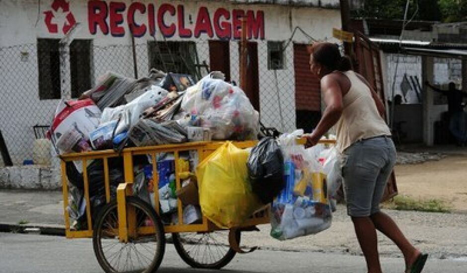 Uma das primeiras providências do município será o cadastramento dos catadores, recicladores e pessoal ligado à coleta de lixo e resíduos sólidos