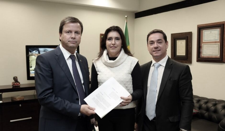 Simone Tebet celebra a aprovação do projeto com o Presidente Nacional da OAB, Cláudio Lamachia