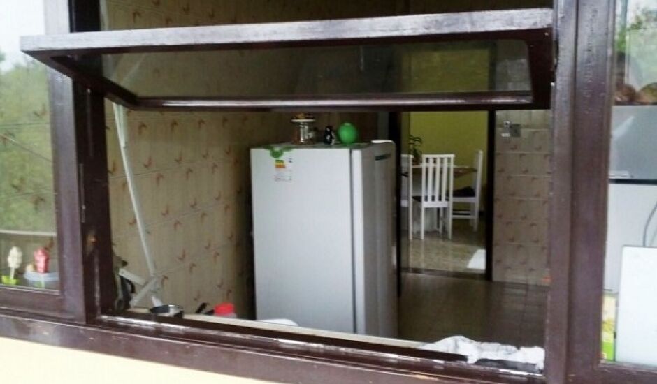 Homem arrombou a janela da cozinha para invadir a casa da ex-companheira