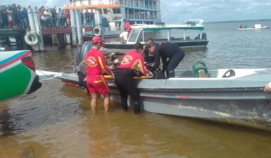 As equipes que trabalham nas buscas de desaparecidos no naufrágio da embarcação Capitão Ribeiro resgatam corpos de vítimas no Pará