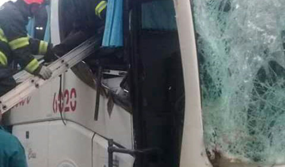 Ônibus teve frente danificada por causa da batida
