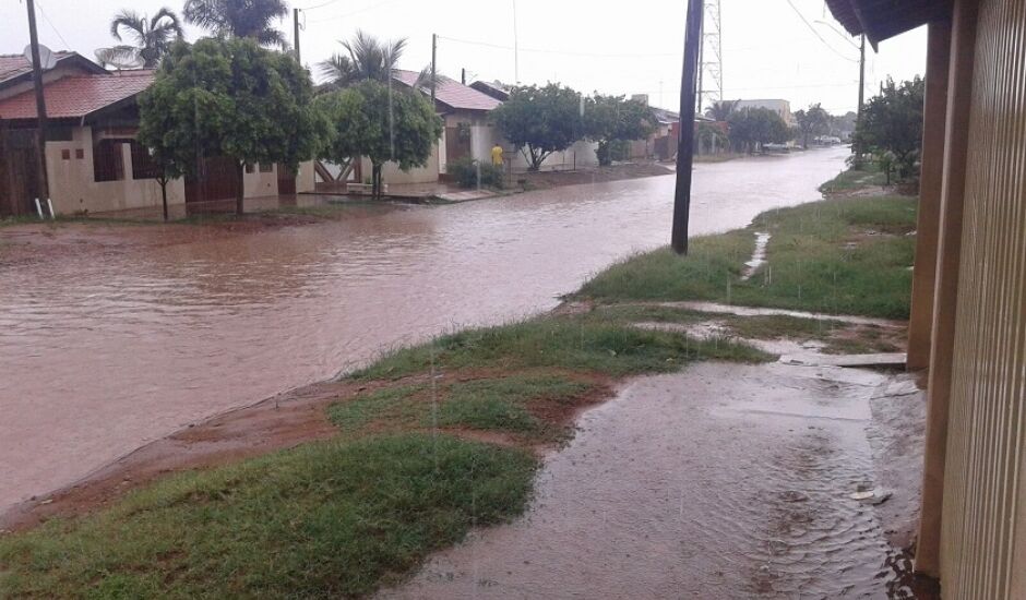 Com reservatório sem capacidade, ruas do bairro ficaram alagadas devido à chuva forte