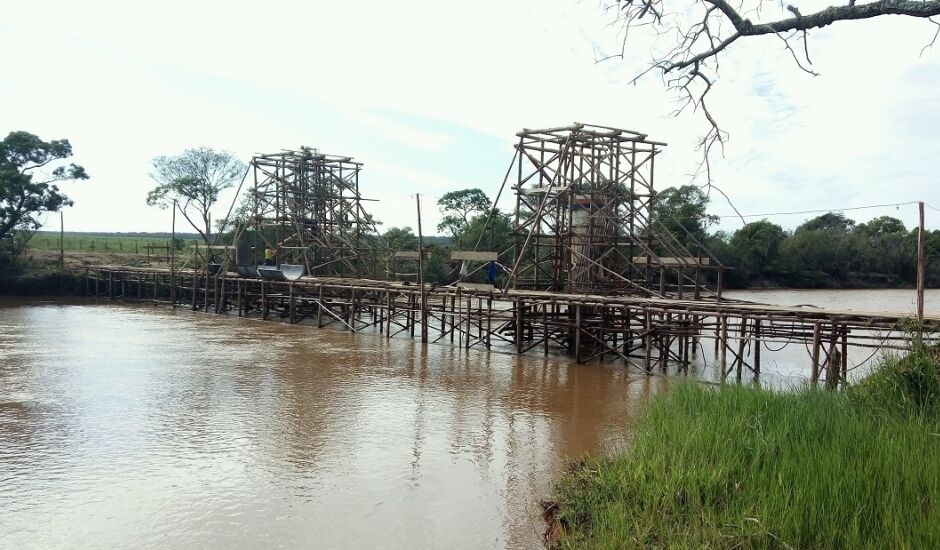 Ponte em construção sobre o rio Iguatemi, região do Porto Feliz, em Paranhos.