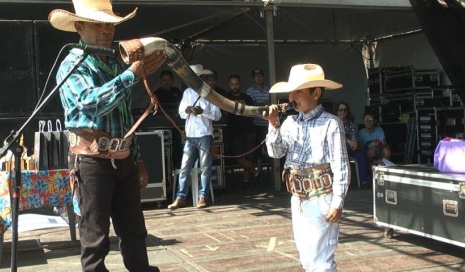 Pequeno Kayllan Gomes, de 8 anos, venceu o concurso mirim durante a Festa do Folclore, em Três Lagoas