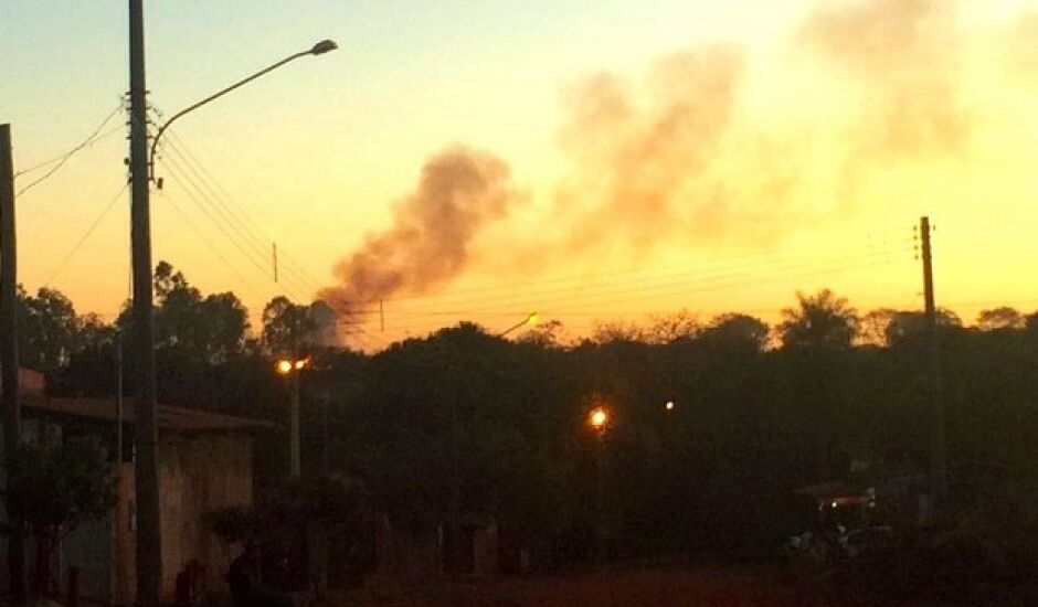 Moradores de Paranaíba sofrem com queimadas em lixão da BR-158