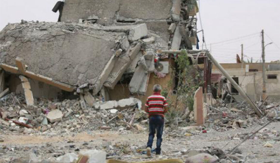 Destroços de um prédio na cidade de Tabqa, província de Raqqa, na Síria