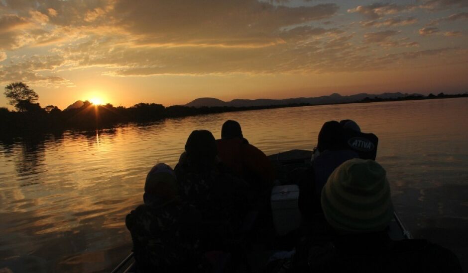 Turistas esotéricos viajam de barco pelo Rio Paraguai: a exata dimensão da grandeza da planície e a beleza do Amolar