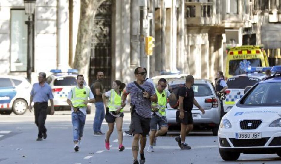 Van atropela pedestres no centro de Barcelona