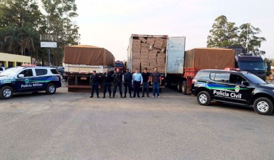 Os caminhões foram apreendidos em uma ação conjunta da Polícia Civil e Polícia Militar